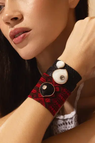 DEZSO BY SARA BELTRÁN Grande Carved Shell Mexican Bracelet | Thumbnail 2