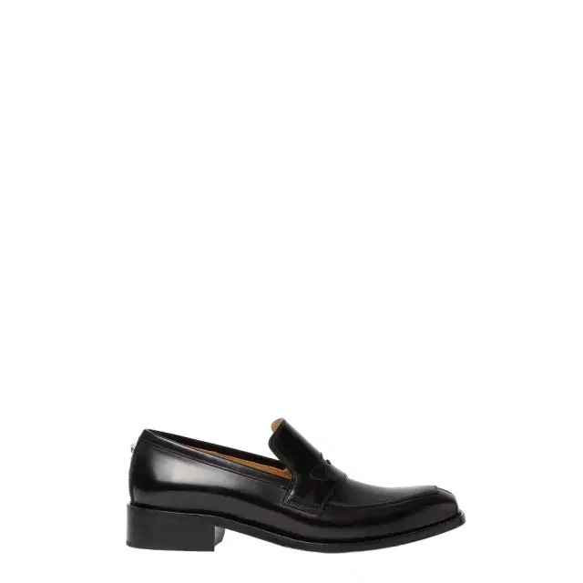 These loafers with an elongated line and square toe