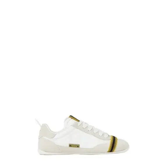 Soft for total freedom of movement, the Wrap lace-up