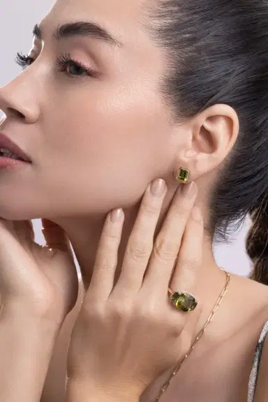 GOSHWARA Peridot Bezel Manhattan Stud Earrings | Thumbnail 2