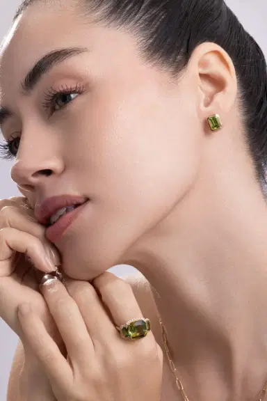 GOSHWARA Peridot Bezel Manhattan Stud Earrings | Thumbnail 3