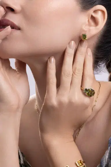 GOSHWARA Peridot Bezel Manhattan Stud Earrings | Thumbnail 4
