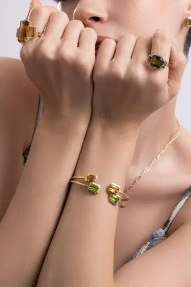 GOSHWARA Peridot Round Flexible Manhattan Bangle Bracelet | Thumbnail 3