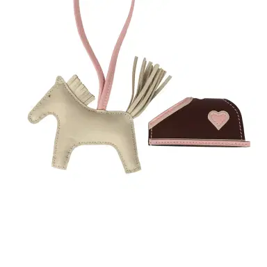 HERMÈS Hermes Rodeo Robeo Coeur Charm PM Craie, Rose Sakura & Terre Milo Lambskin | Thumbnail 3