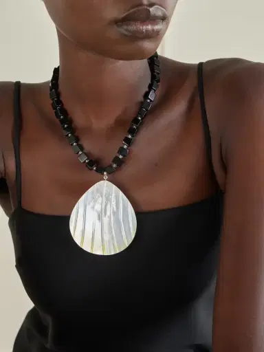 Julietta Oro Rhodium-plated, Shell And Onyx Necklace | Thumbnail 2