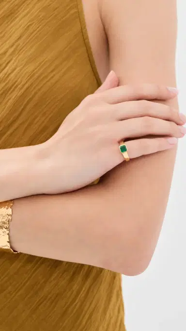 SHASHI Emerald Pinky Signet Ring Emerald | Thumbnail 3