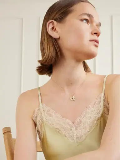 De Beers London Talisman Medal 18-karat Gold Diamond Necklace | Thumbnail 2 De Beers London Talisman Medal 18-karat Gold Diamond Necklace | Thumbnail 2