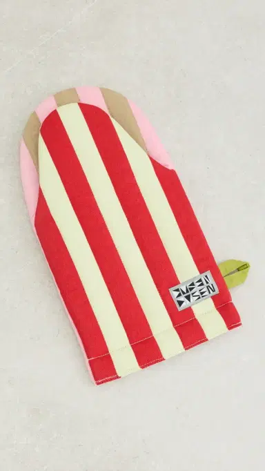 Dusen Dusen Striped Oven Mitt Ladybug One Size | Thumbnail 2