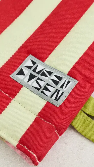 Dusen Dusen Striped Oven Mitt Ladybug One Size | Thumbnail 3