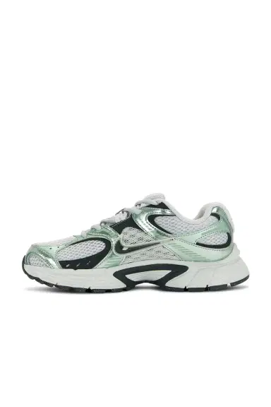 Nike V5 RNR Reflective Accent Sneaker | Thumbnail 5