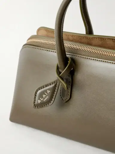 Alaïa Delta Small Leather Bag | Thumbnail 4