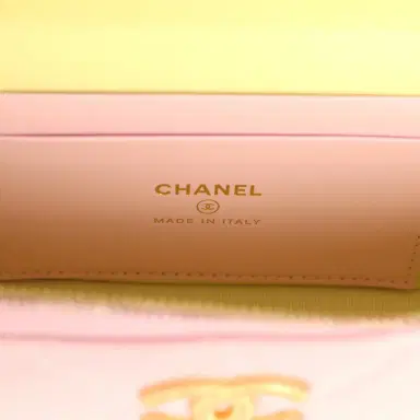 Chanel Chanel Top Handle Long Vanity Case with Chain Light Pink Shiny Caviar Brushed Gold Hardware | Thumbnail 9 Chanel Chanel Top Handle Long Vanity Case with Chain Light Pink Shiny Caviar Brushed Gold Hardware | Thumbnail 9