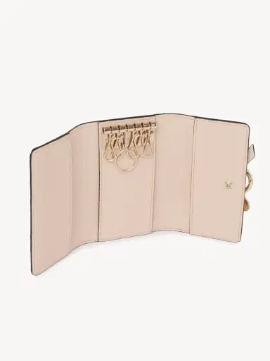 Chloé Alphabet key case in grained leather | Thumbnail 6