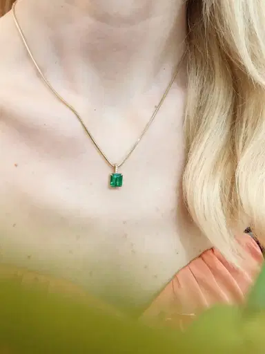 YI COLLECTION Emerald and Diamond Supreme Bar Necklace | Thumbnail 3 YI COLLECTION Emerald and Diamond Supreme Bar Necklace | Thumbnail 3