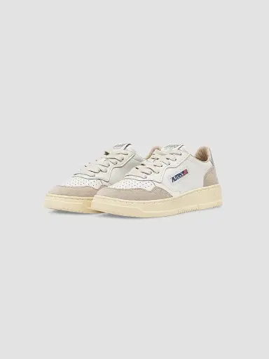 Autry Women's Medalist Leather Low-Top Sneakers | Thumbnail 2