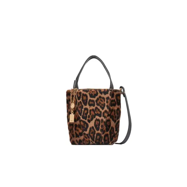 Chloé Small Chloé Spin tote bag in leopard-print shearling