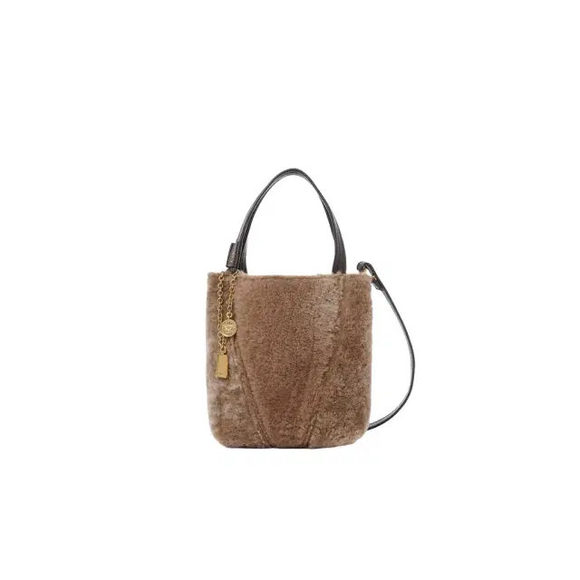 Chloé Small Chloé Spin tote bag in shearling