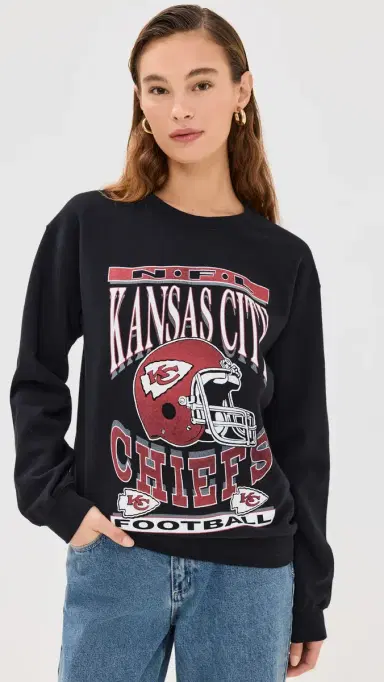 Junk Food Chiefs Helmet Crew Sweatshirt Black S | Thumbnail 2 Junk Food Chiefs Helmet Crew Sweatshirt Black S | Thumbnail 2