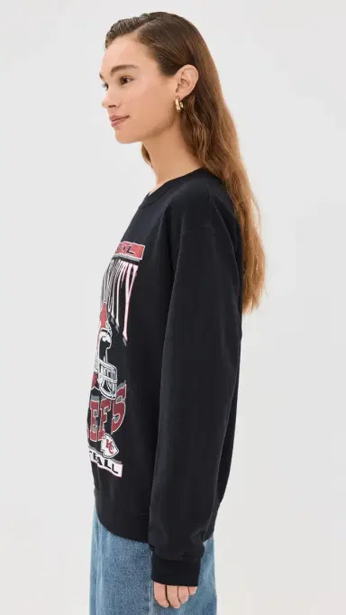 Junk Food Chiefs Helmet Crew Sweatshirt Black S | Thumbnail 4 Junk Food Chiefs Helmet Crew Sweatshirt Black S | Thumbnail 4