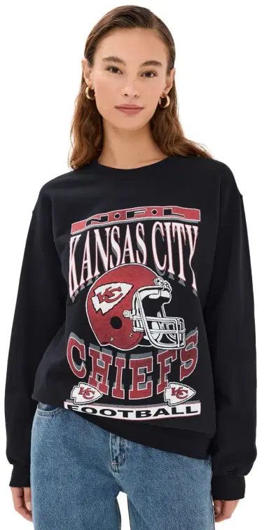 Junk Food Chiefs Helmet Crew Sweatshirt Black S | Thumbnail 1 Junk Food Chiefs Helmet Crew Sweatshirt Black S | Thumbnail 1