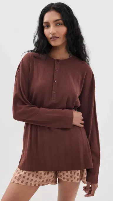The Great. THE GREAT. The Slouch Sleep Henley | Thumbnail 2 The Great. THE GREAT. The Slouch Sleep Henley | Thumbnail 2