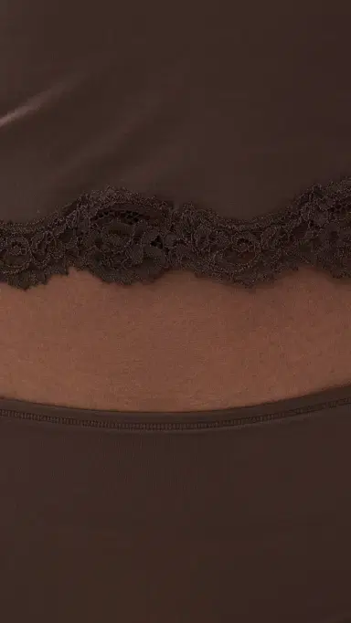 Skims Fits Everybody Lace Cami and Boy Short et Espresso | Thumbnail 5