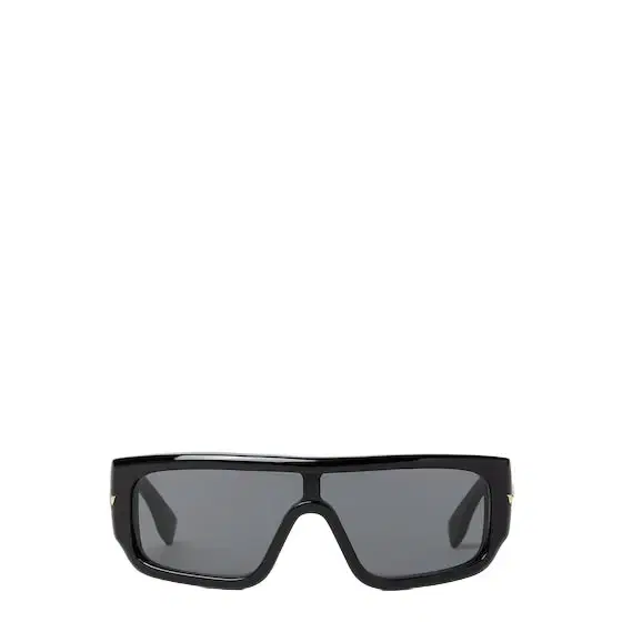 Fendi Graphic volumes and sculptural lines ensure