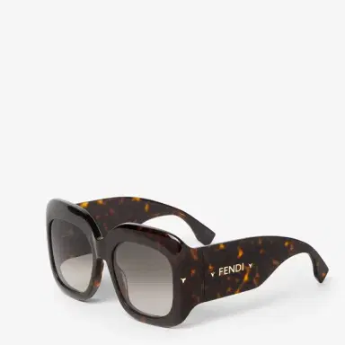 Fendi Graphic volumes and sculptural lines bring star status | Thumbnail 2