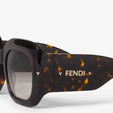 Fendi Graphic volumes and sculptural lines bring star status | Thumbnail 3