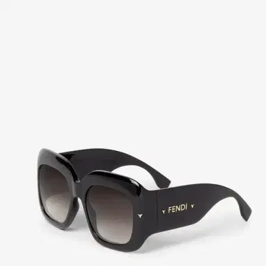 Fendi Graphic volumes and sculptural lines bring star status | Thumbnail 2