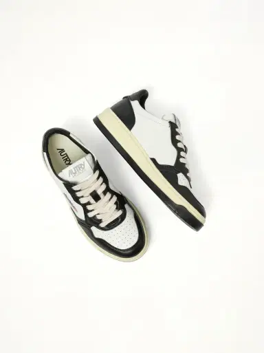 Autry Medalist Low Bicolour Sneakers in White/black White | Thumbnail 2 Autry Medalist Low Bicolour Sneakers in White/black White | Thumbnail 2