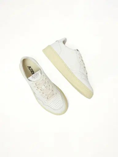 Autry Medalist Low Sneakers in White/white White | Thumbnail 2 Autry Medalist Low Sneakers in White/white White | Thumbnail 2