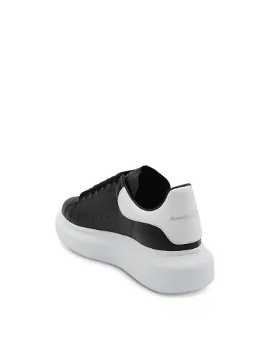 Alexander McQueen Larry Oversized Sneakers in Black/white | Thumbnail 2