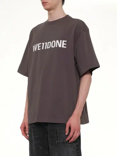 We11Done Basic Logo Large T-shirt in Charcoal Black | Thumbnail 2