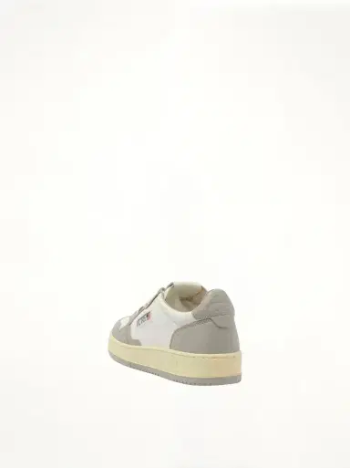 Autry Medalist Low Bicolour Sneakers in White/vapor White | Thumbnail 2