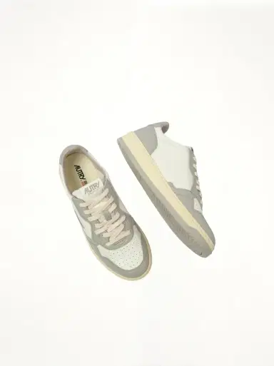 Autry Medalist Low Bicolour Sneakers in White/vapor White | Thumbnail 4