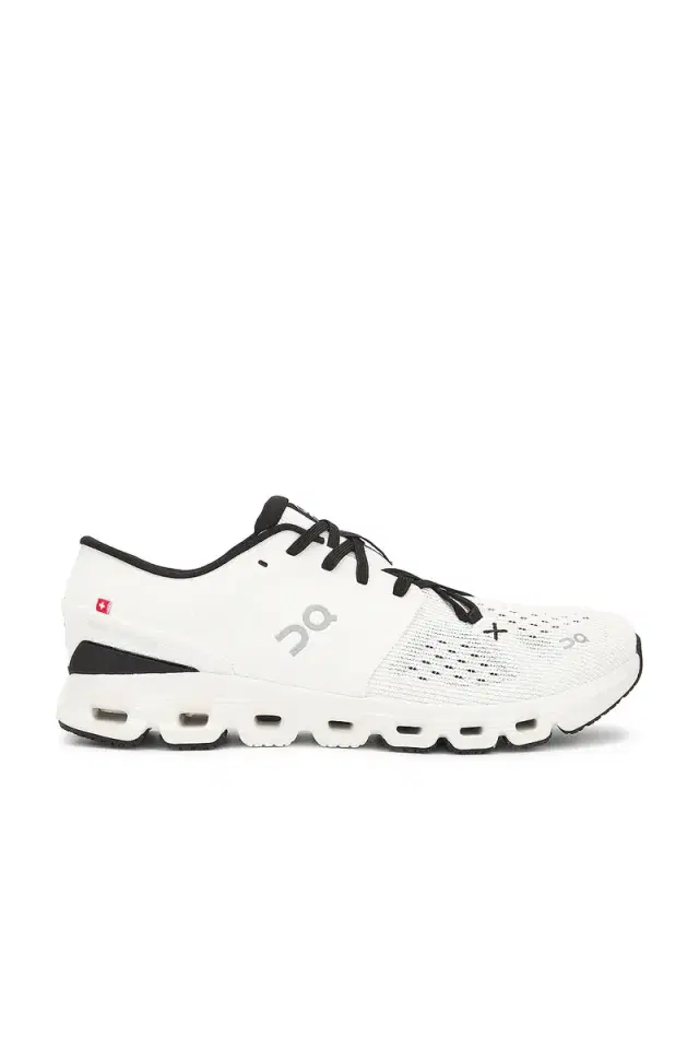 ON Cloud X 4 Sneaker