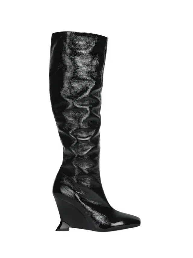 Wedge boots in crinkled patent leather Wedge boots in crinkled patent leather
