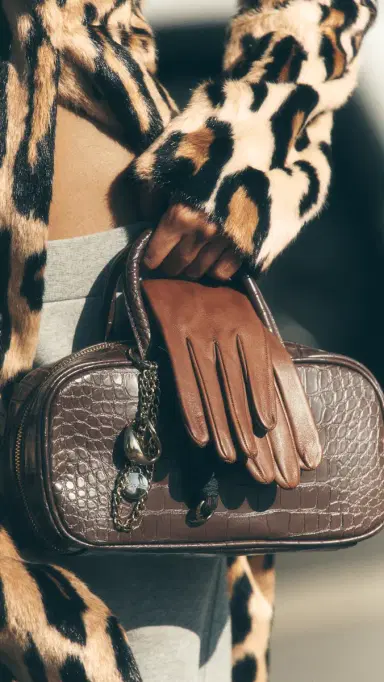 Carolina Amato Vent Palm Shorty Gloves | Thumbnail 5