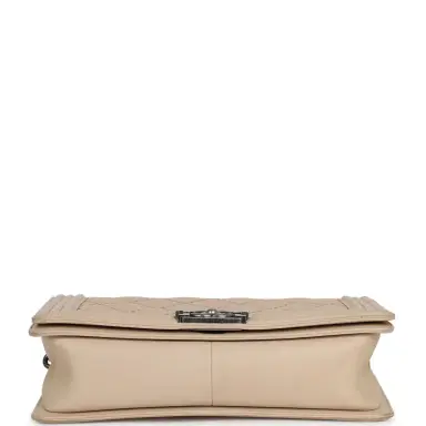 Chanel Pre-owned Chanel Medium "Wild Stitch" Boy Bag Beige Aged Calfskin Aged Ruthenium Hardware | Thumbnail 6 Chanel Pre-owned Chanel Medium "Wild Stitch" Boy Bag Beige Aged Calfskin Aged Ruthenium Hardware | Thumbnail 6
