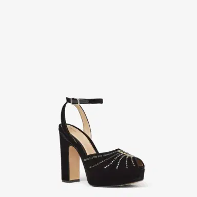 Fendi Embodying an evening allure, the After 9 sandal blends | Thumbnail 2 Fendi Embodying an evening allure, the After 9 sandal blends | Thumbnail 2