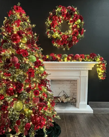 Winward Home Deluxe Display 42" Pre-Lit Christmas Wreath | Thumbnail 1