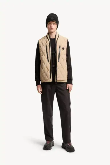 Moncler Arapot Froisse Technique Short Down Vest | Thumbnail 3 Moncler Arapot Froisse Technique Short Down Vest | Thumbnail 3