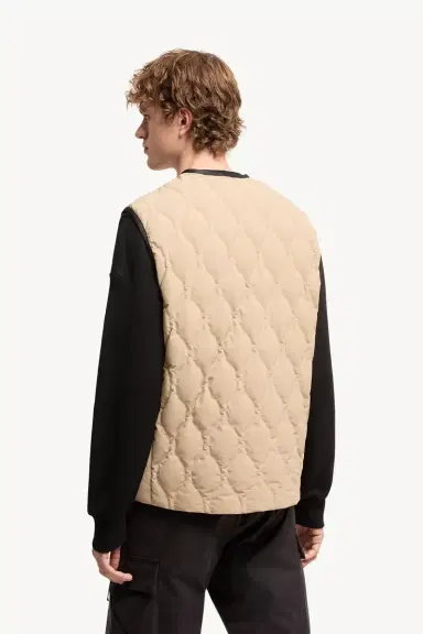 Moncler Arapot Froisse Technique Short Down Vest | Thumbnail 6 Moncler Arapot Froisse Technique Short Down Vest | Thumbnail 6