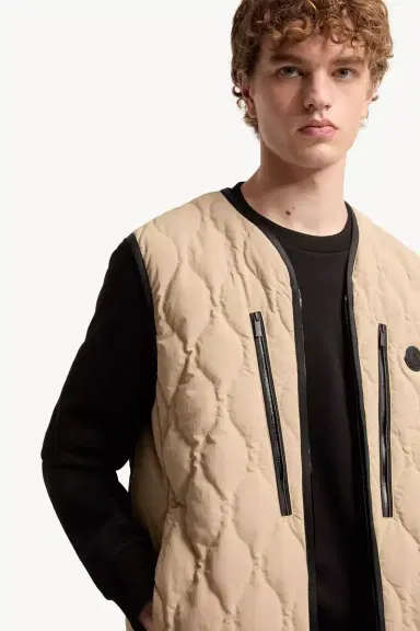 Moncler Arapot Froisse Technique Short Down Vest | Thumbnail 7 Moncler Arapot Froisse Technique Short Down Vest | Thumbnail 7