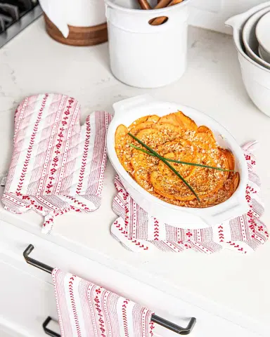 Juliska Villa Stripe Ruby Oven Mitt and Pot Holder 2pc Set | Thumbnail 4