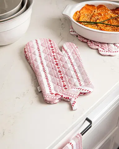 Juliska Villa Stripe Ruby Oven Mitt and Pot Holder 2pc Set | Thumbnail 5