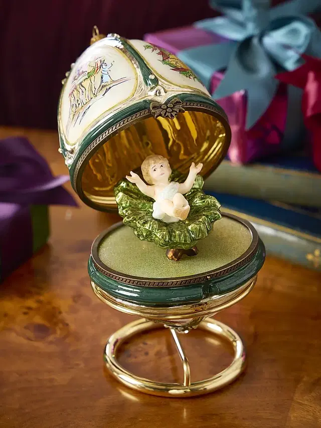 Komozja Baby Jesus Hinged Egg Ornament