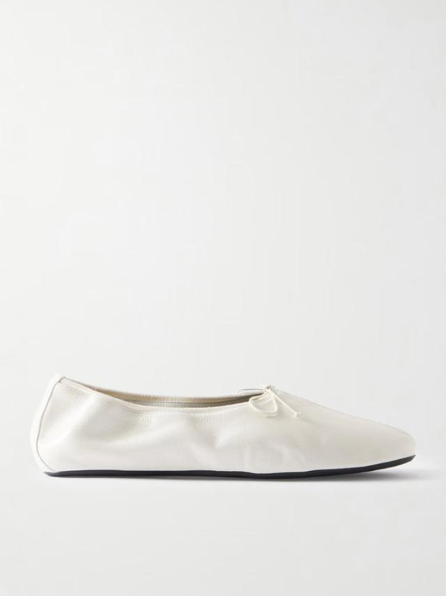 Bow-detailed gathered crinkled glossed-leather ballet flats