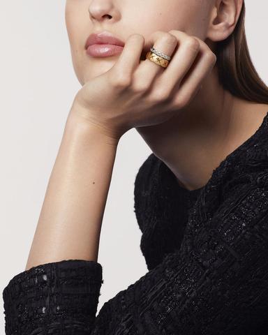 CHANEL COCO CRUSH RING IN 18K BEIGE GOLD, SMALL VERSION | Thumbnail 5